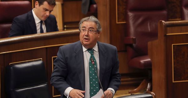 Foto: El ministro del Interior, Juan Ignacio Zoido, interviene en la sesión de control al Ejecutivo celebrada en el Congreso. (EFE)