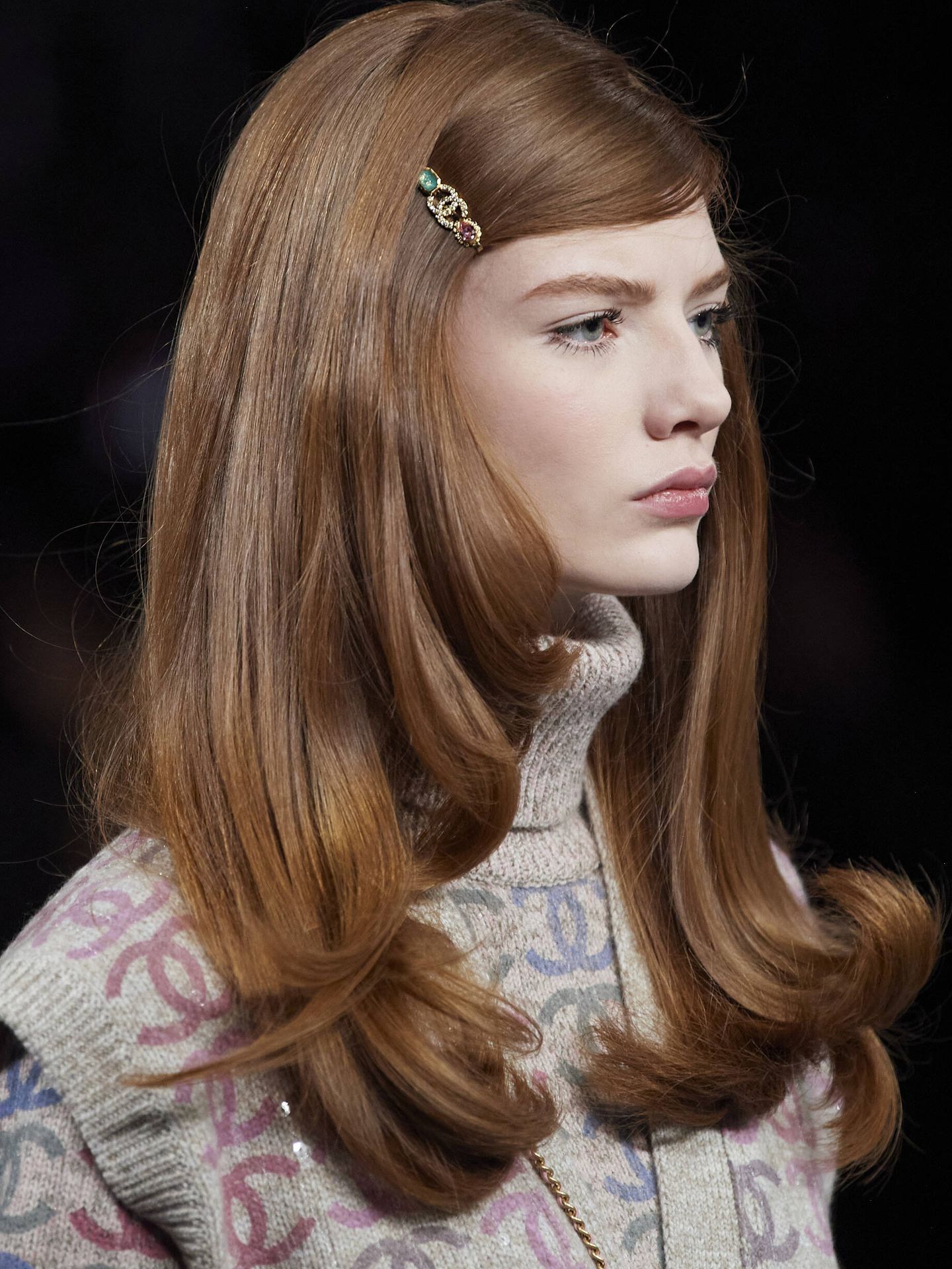 El pelo liso con volumen sesentero se colaba en el desfile otoño-invierno 2022 de Chanel. (Imaxtree)