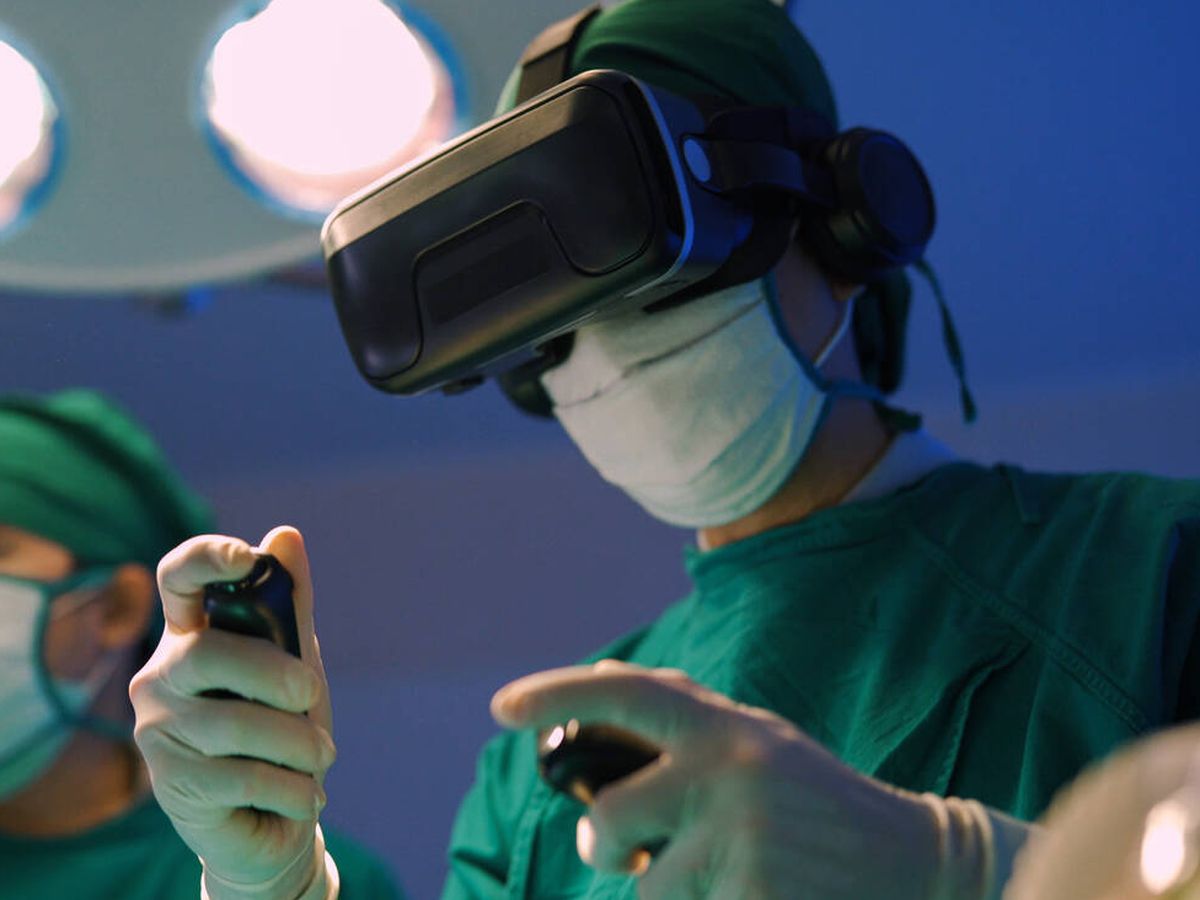 Foto: Un cirujano emplea las tecnologías más modernas para operar de la forma menos agresiva posible. (iStock)