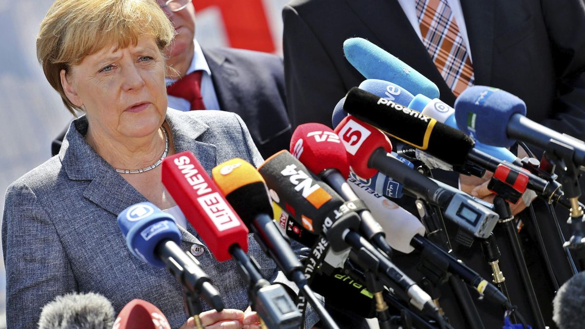 Merkel, víctima de abucheos racistas al visitar un centro de refugiados en Sajonia 