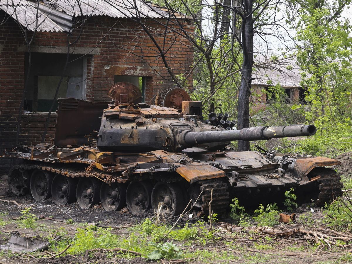 Foto: Un tanque ruso, en las afueras de Járkov. (EFE/Sergey Kozlov)
