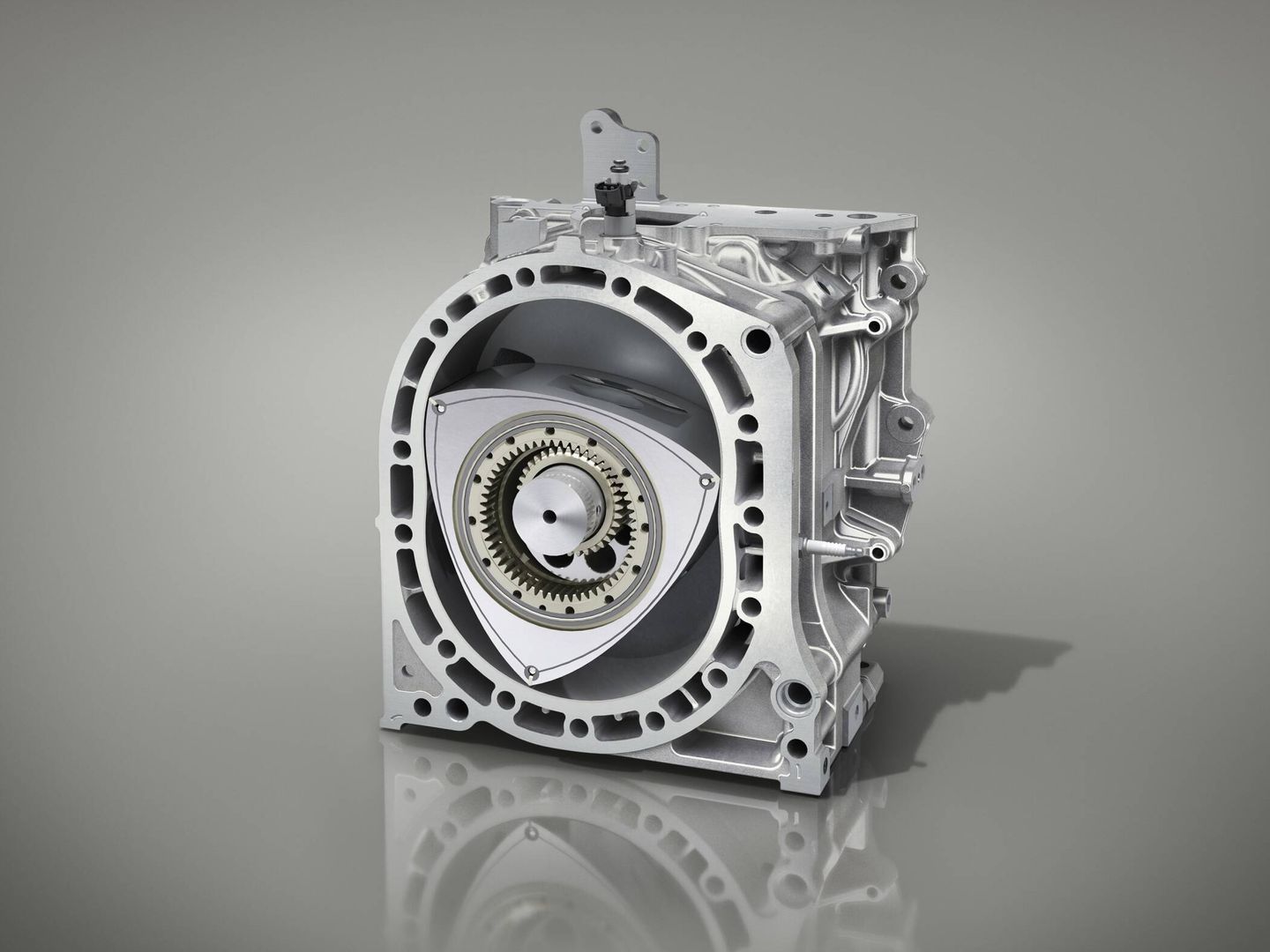 En comparación con el último motor rotativo fabricado por Mazda, el nuevo es 15 kilos más ligero.