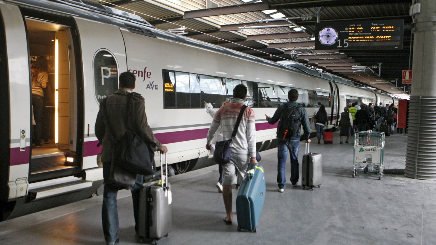 Un grupo de viajeros toma un tren de Renfe. (EC)