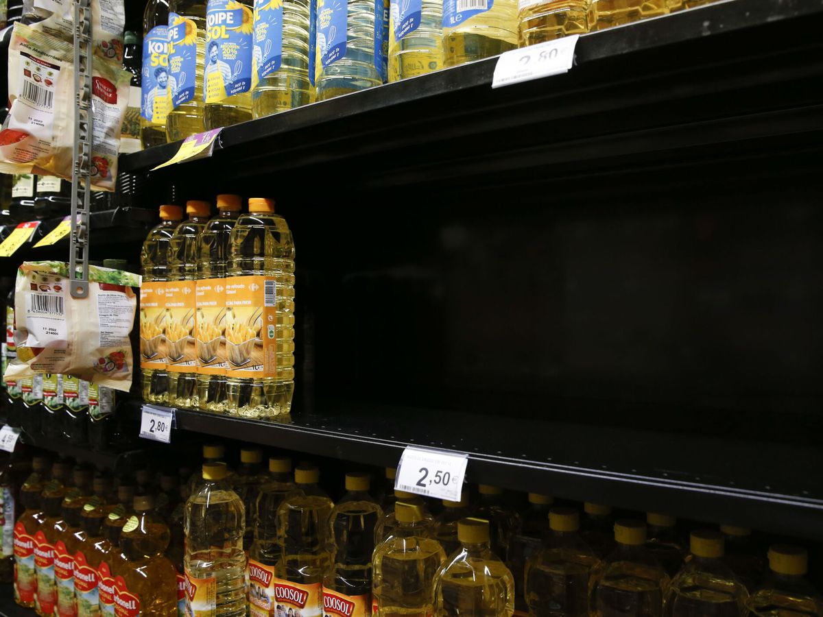 Foto: Estante de aceites de un supermercado de Madrid. (EFE/Diego Fernández)