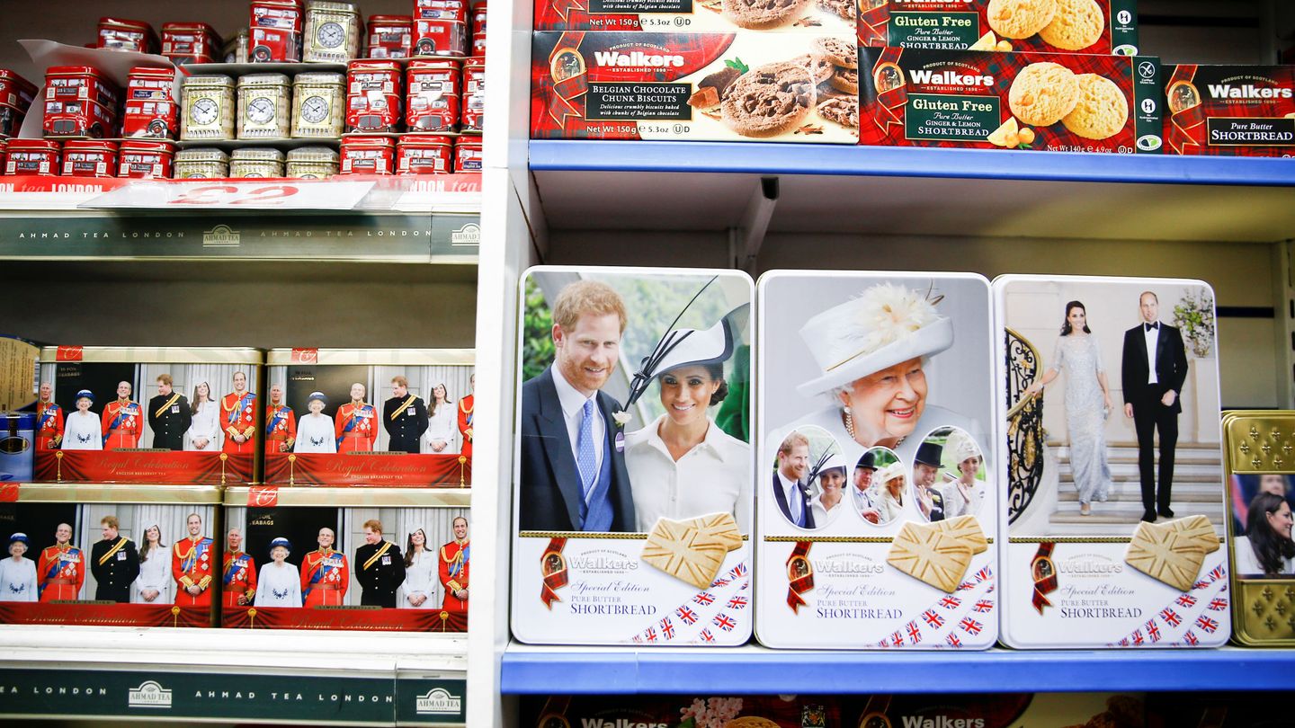 Souvenirs de la familia real británica en Londres. (Reuters)