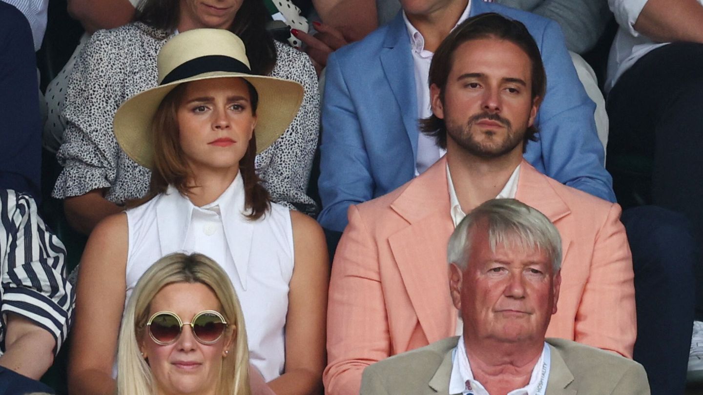 Emma Watson y su hermano Alex, viendo ganar a Alcaraz en Wimbledon. (Reuters)