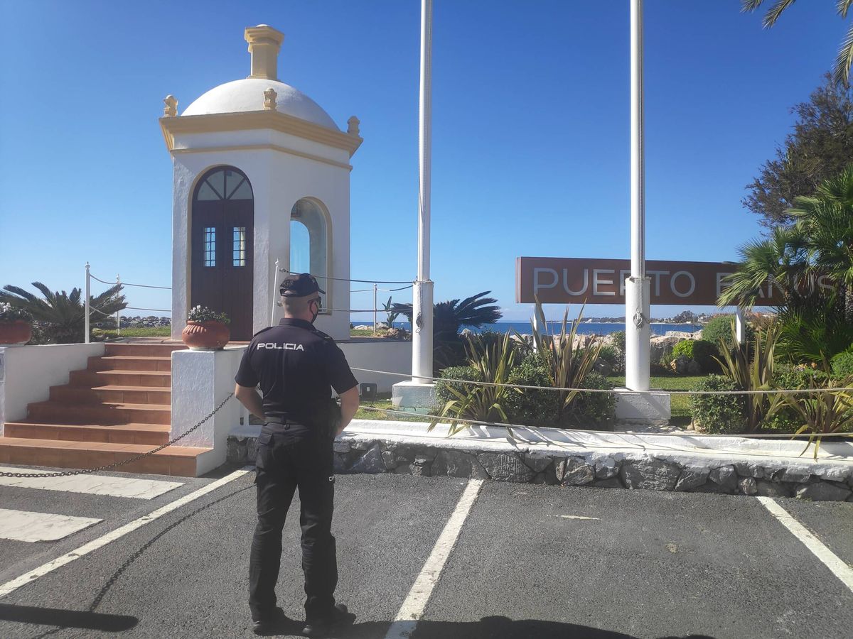 Foto: Un agente en Puerto Banús, donde sucedieron los hechos. (Policía Nacional)