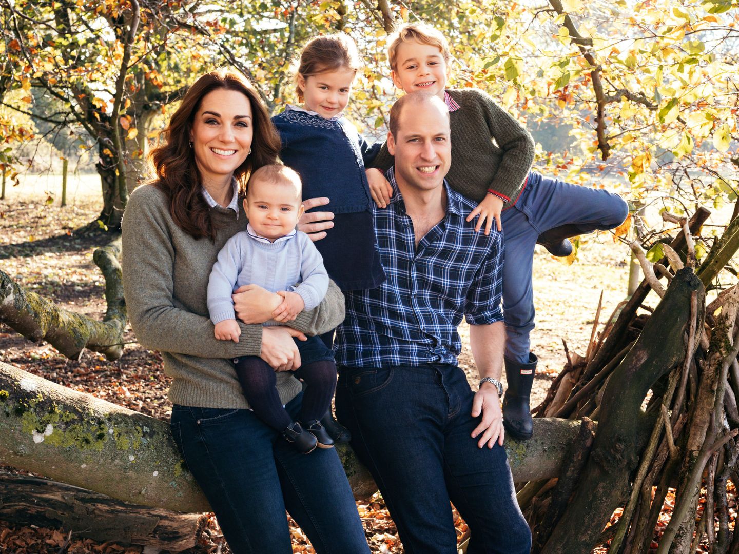 Los duques de Cambridge con sus hijos George, Charlotte y Louis. (Reuters)