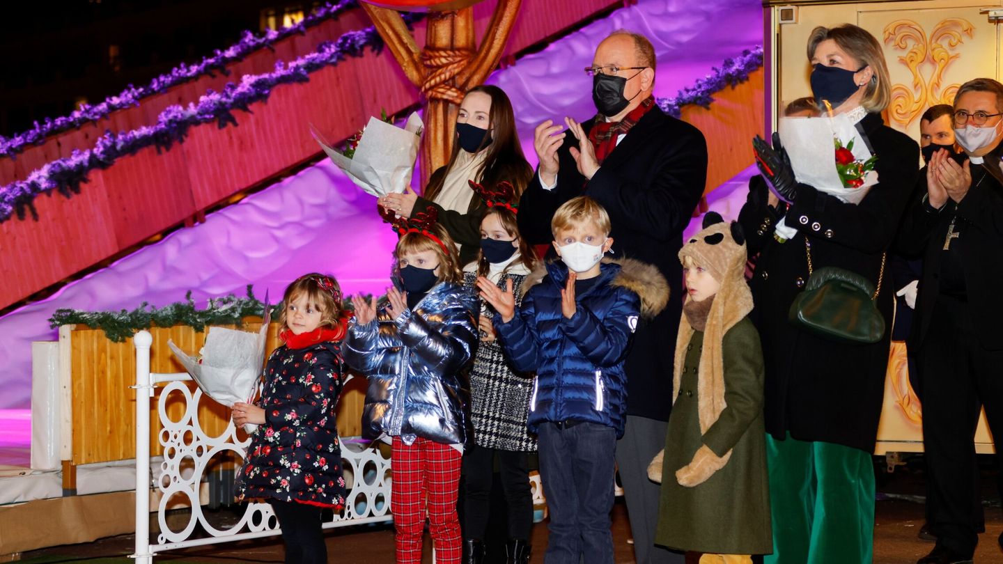 El príncipe Alberto, con su hermana Carolina y sus hijos en un acto navideño del principado. (EFE)