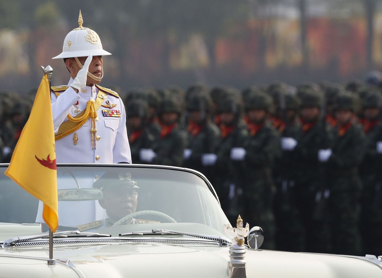 El rey de Tailandia, Maha Vajiralongkorn Bodindradebayavarangkun, en un desfile militar. (EFE)