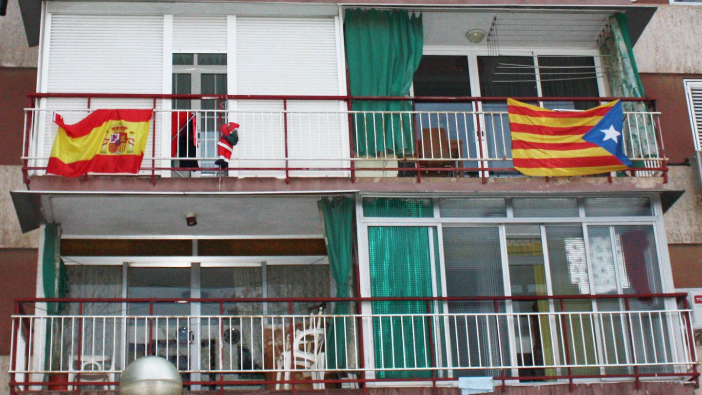 En el extrarradio las banderas españolas llegan a sobrepasar a las esteladas. (R. M.)
