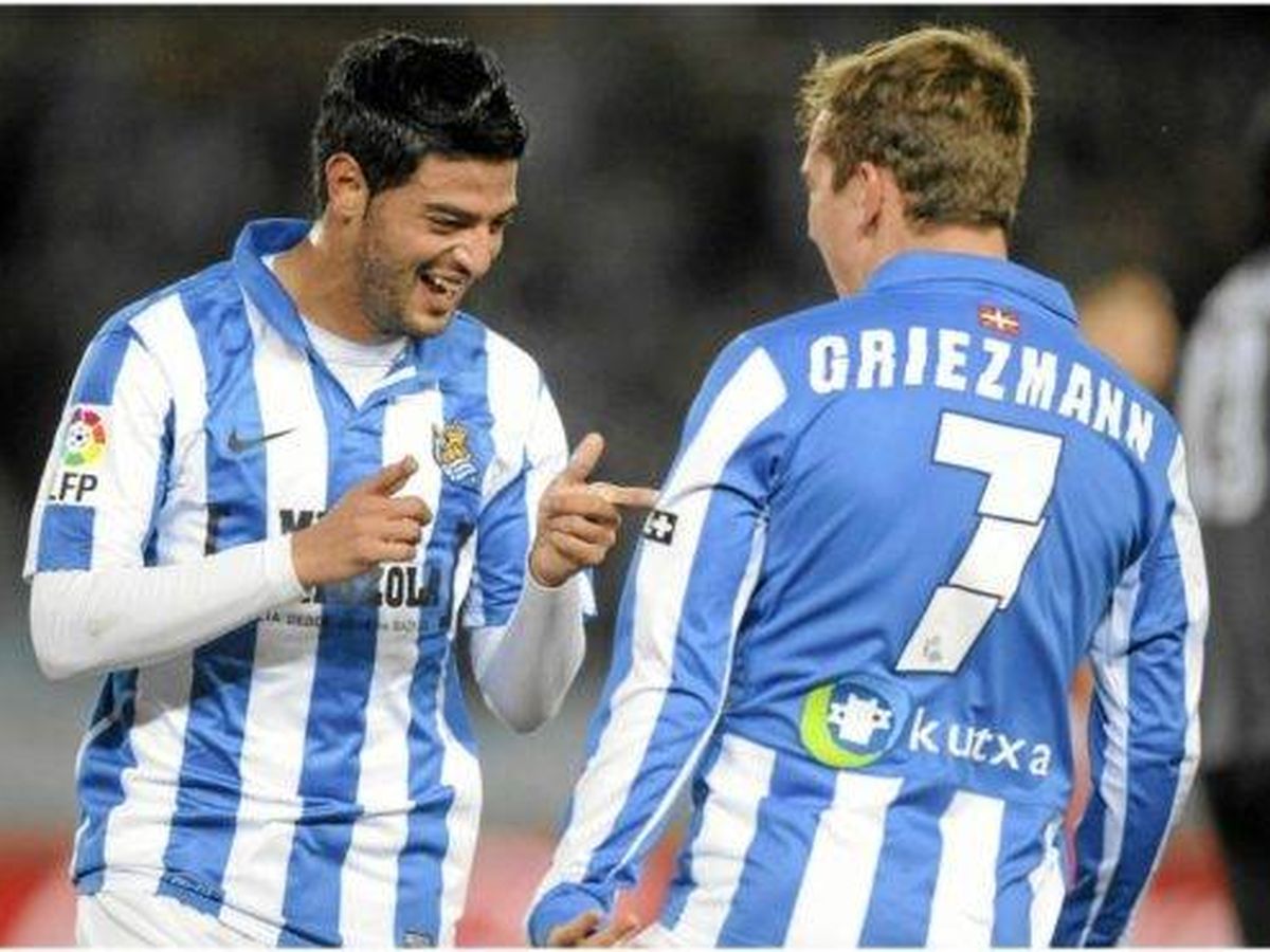 Foto: Vela y Griezmann celebran un gol durante su etapa en la Real Sociedad. (EFE)