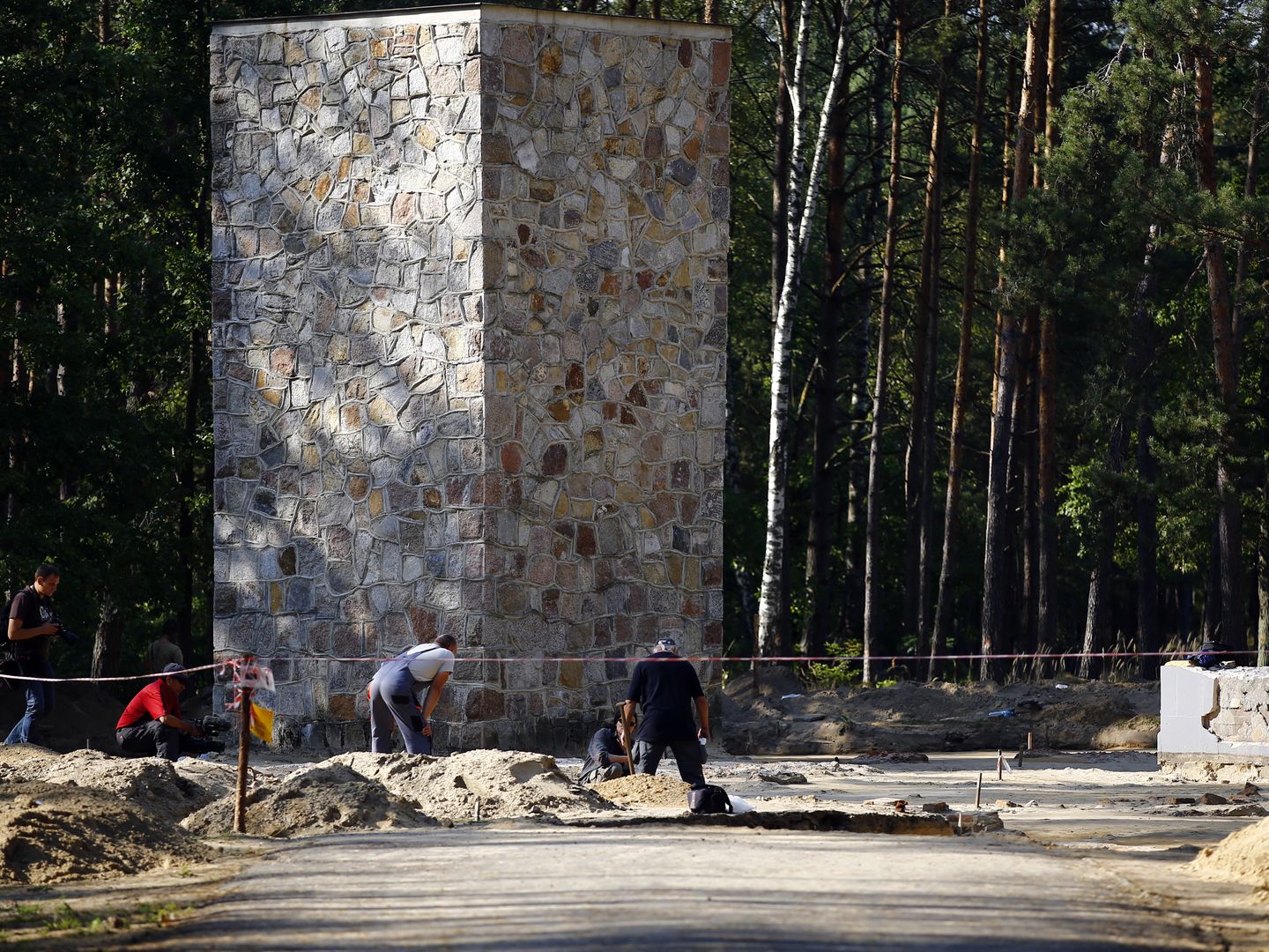 Arqueólogos trabajando en el campo de exterminio nazi de Sorbibor
