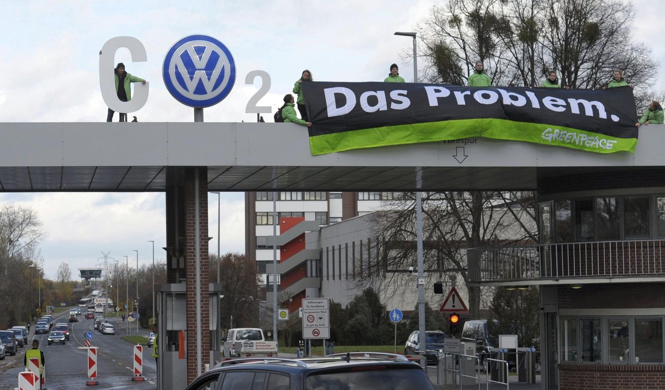 Miembros de Greenpeace protestan en la sede de Volkswagen en Alemania. (Reuters)