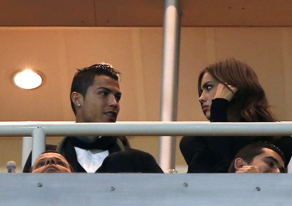 Foto: Cristiano Ronaldo con Irina Shayk en el palco privado (Efe).