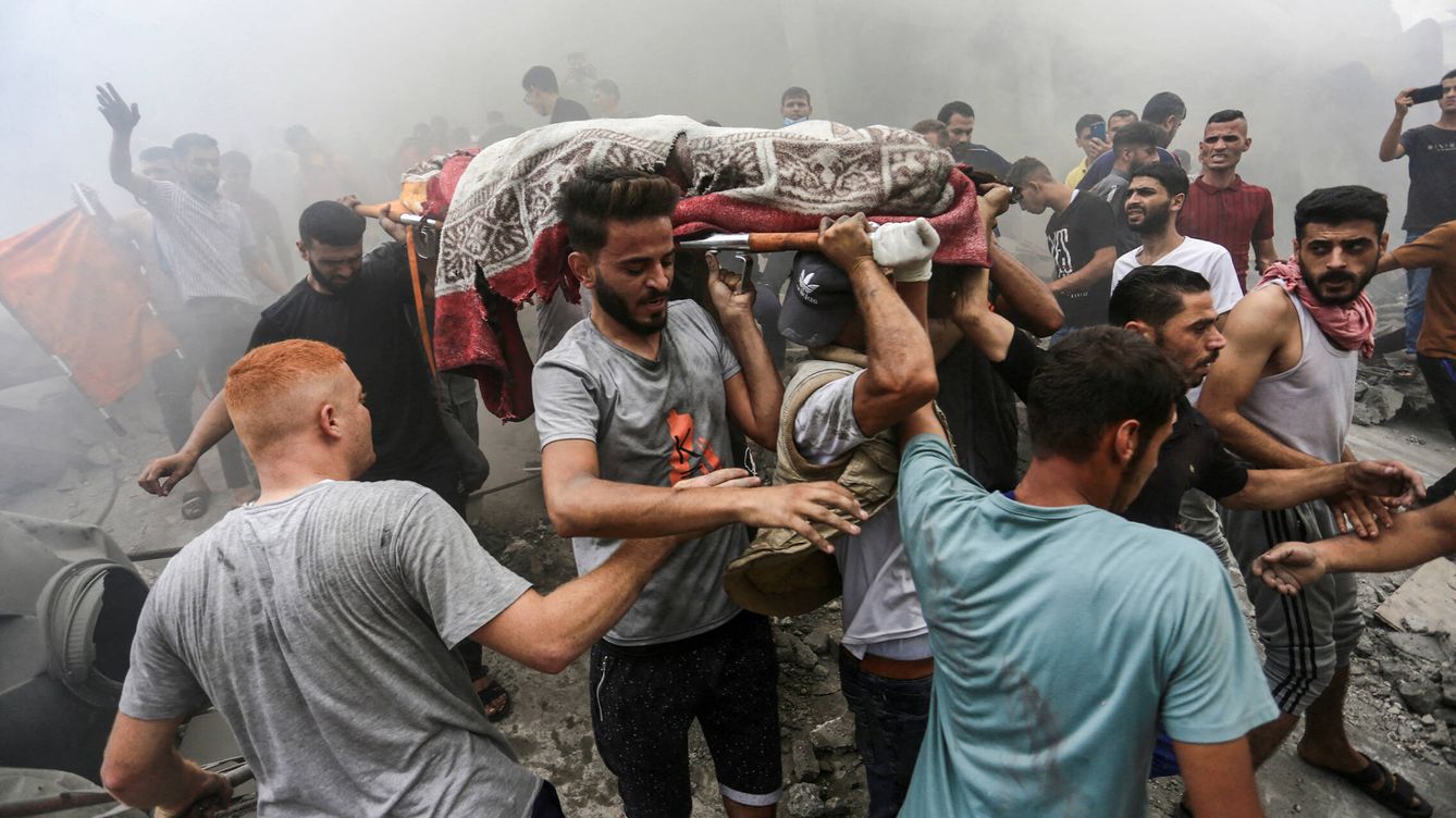 Foto: Un grupo de palestinos transporta el cadáver de una persona tras un bombardeo israelí en Gaza. (Reuters/Mahmoud Issa)