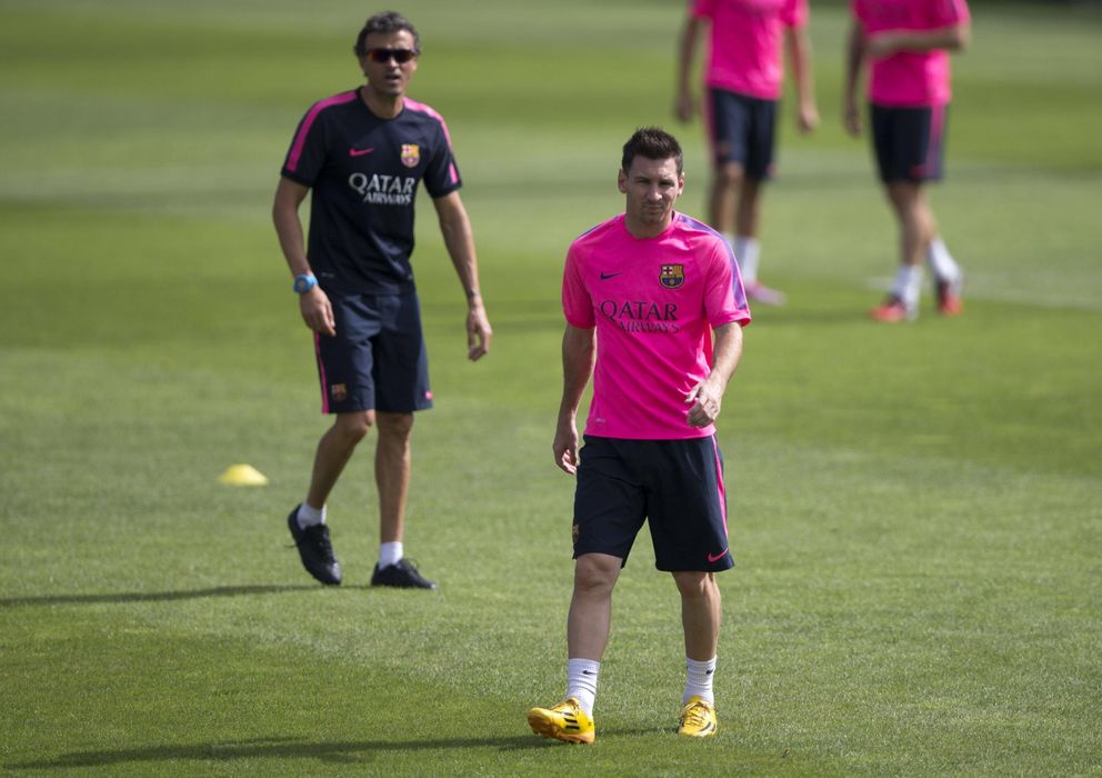 Foto: Luis Enrique, tras Messi, en el entrenamiento (EFE).