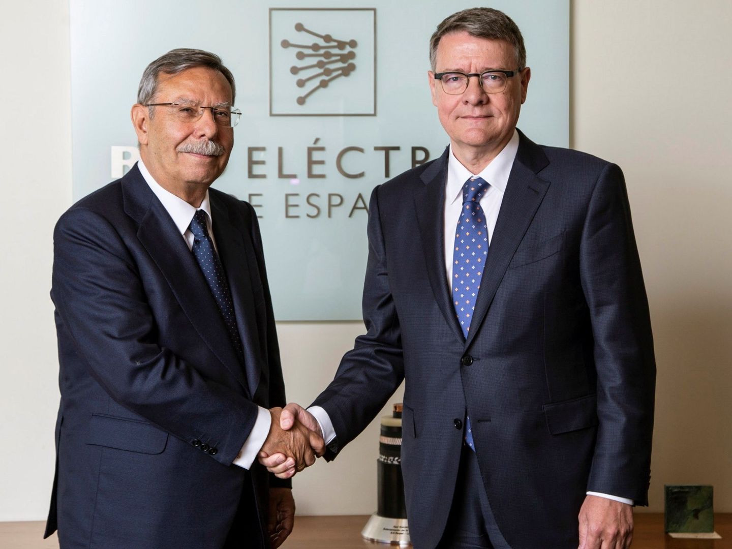 Fotografía facilitada por Red Eléctrica, del expresidente de la compañía, José Folgado (i), junto a su sucesor en el cargo, Jordi Sevilla (d)