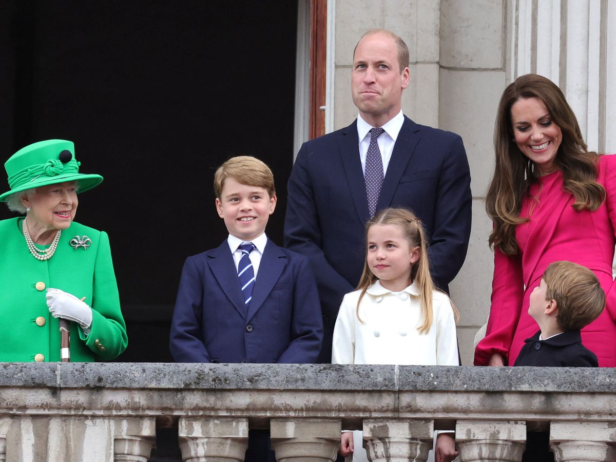 Foto: La reina Isabel, con los Cambridge. (Reuters/Chris Jackson)
