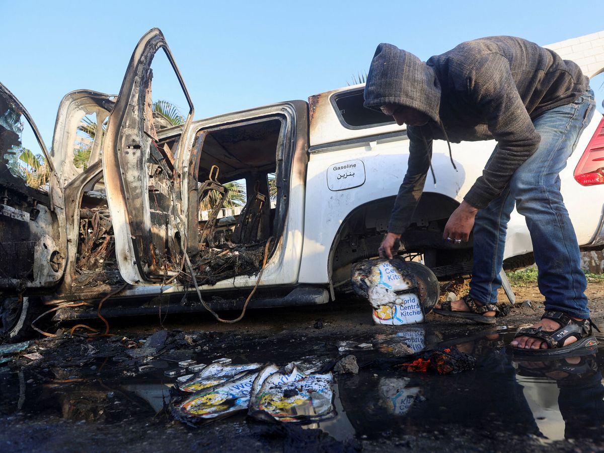Foto: Imágenes tras el ataque contra el convoy de World Central Kitchen. (Reuters/Ahmed Zakot)
