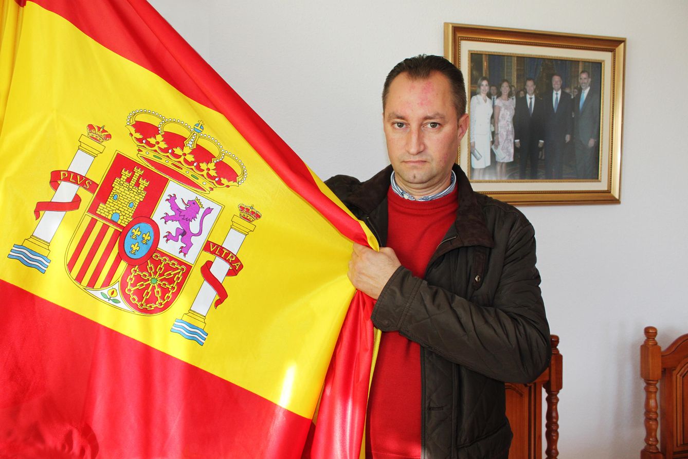 Aurel Truta, el alcalde rumano de Páramo de Boedo (Palencia), en el salón de plenos (Foto: A.Villarino)