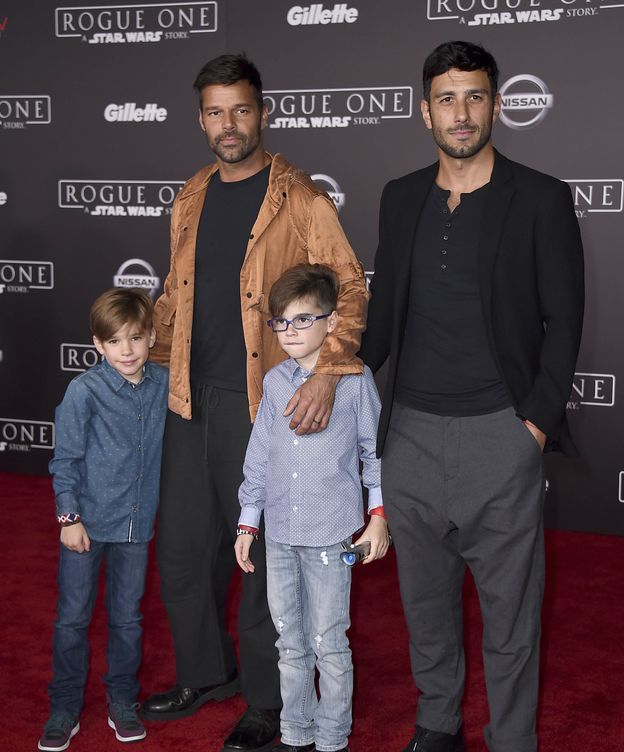 Foto: Ricky Martin junto a su prometido y sus hijos en un estreno en Hollywood (Gtres)