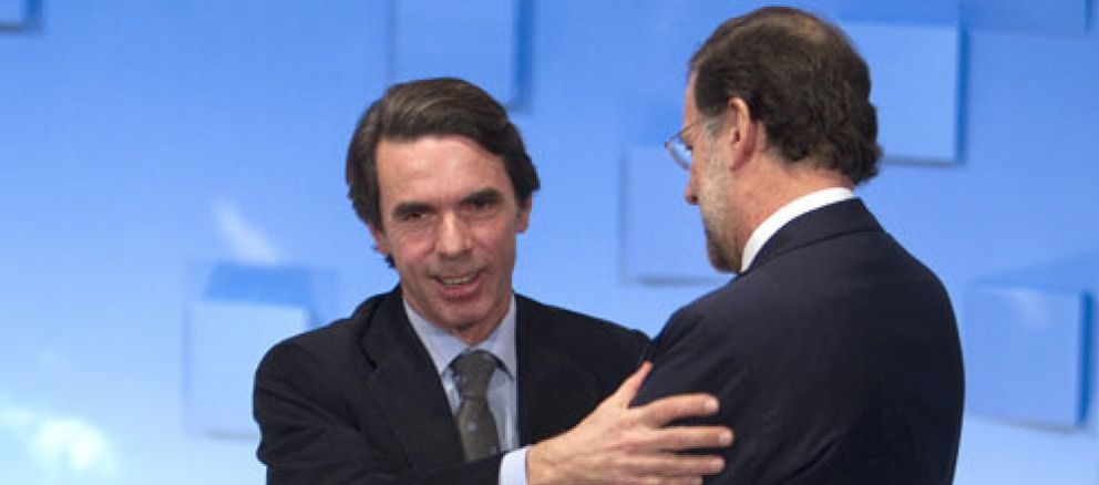 Foto: Aznar le enreda la campaña electoral a Rajoy como protagonista de al menos siete mítines