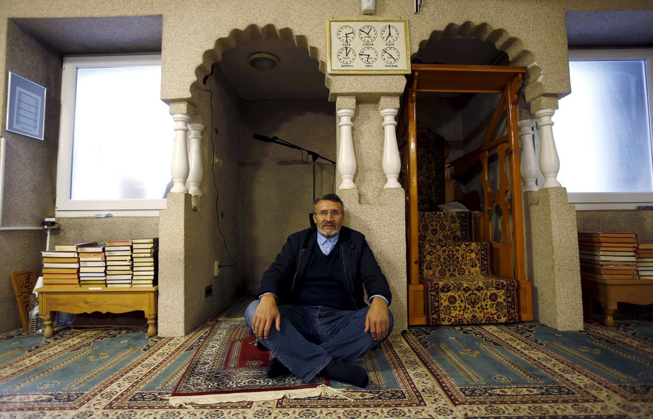 Jamal Habbachich posa en la mezquita de Attardamoun en Molenbeek. (Reuters)