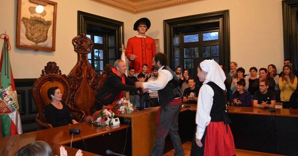 Foto: Homenaje en el Salón de Plenos de Lekeitio al etarra Andoni Gabiola Goyonaga, que ocupó la silla del alcalde. (EC)