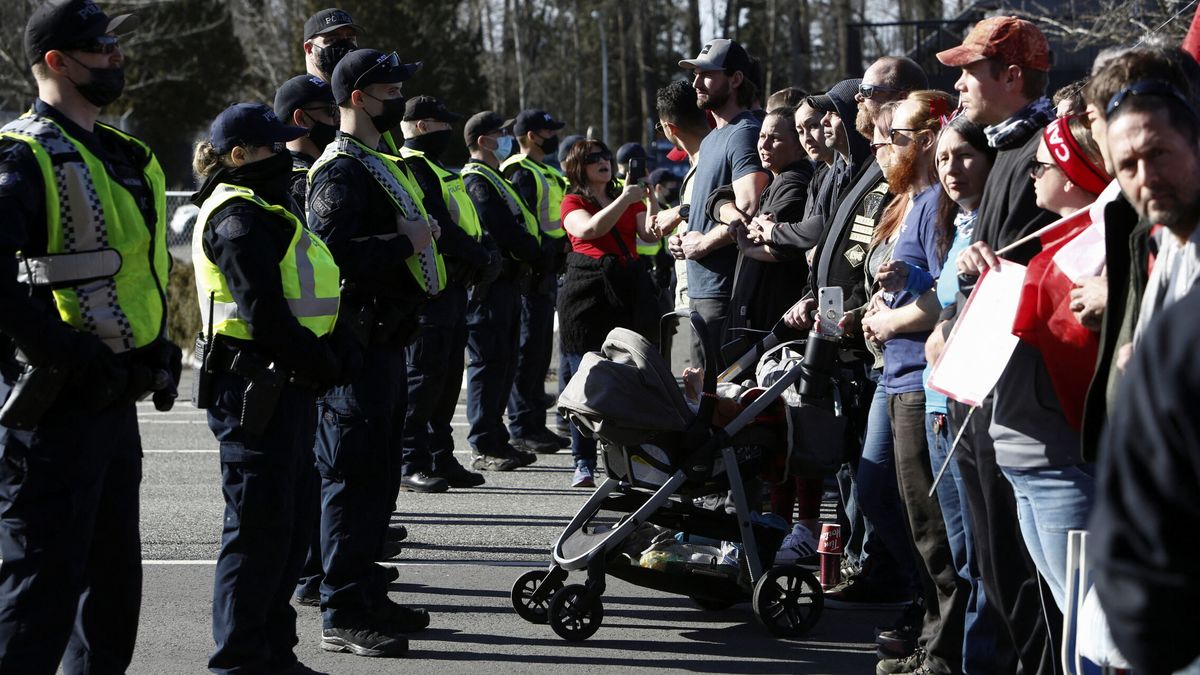 La policía canadiense detiene a un grupo de manifestantes con armas de fuego