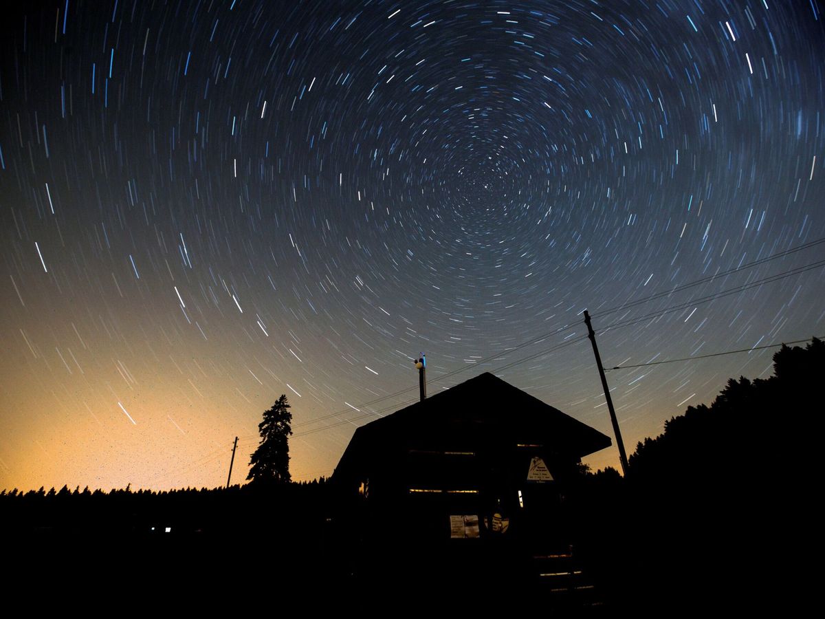 Foto: El mejor lugar para ver el espectáculo astronómico es cualquiera sin contaminación lumínica ni obstáculos (EFE/Salvatore Di Nolfi)