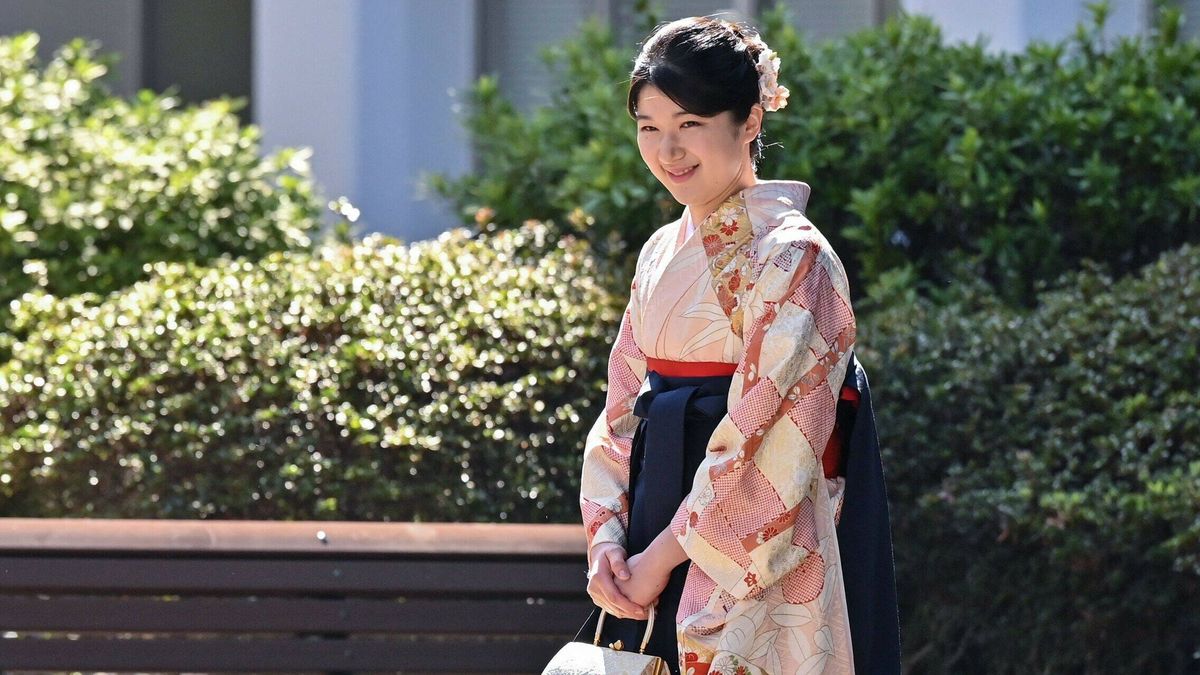 La princesa Aiko de Japón elige un kimono en color sakura para su graduación en la universidad a los 22 años