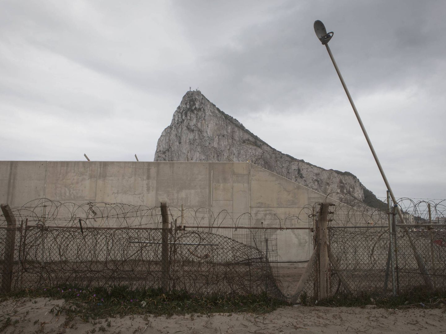 Valla rota entre La Línea y Gibraltar utilizada por los contrabandistas. (Jesús Domínguez)