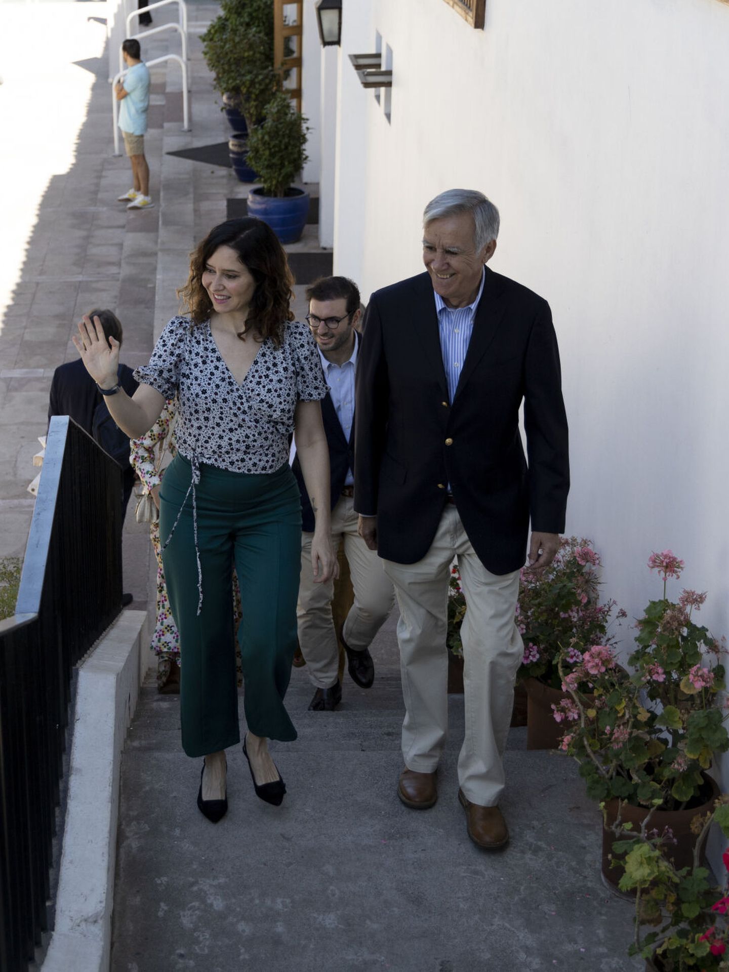 Isabel Díaz Ayuso, junto al presidente de Estadio Español, Juan Erenchun Soler, llega para un evento este domingo en Santiago. (EFE/Alien Díaz)