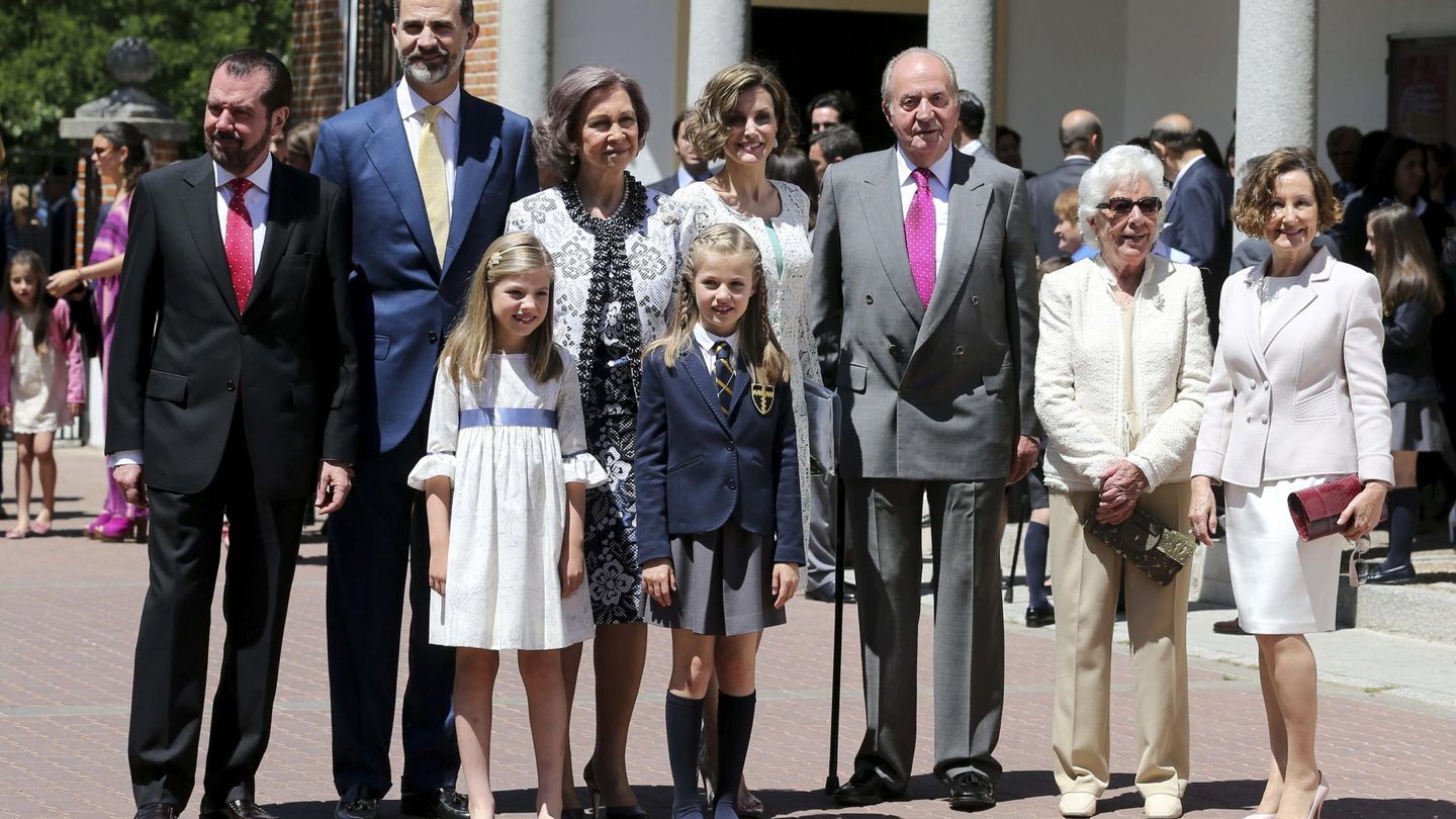 Los Reyes de España, con sus hijas y sus respectivas familias. (EFE)