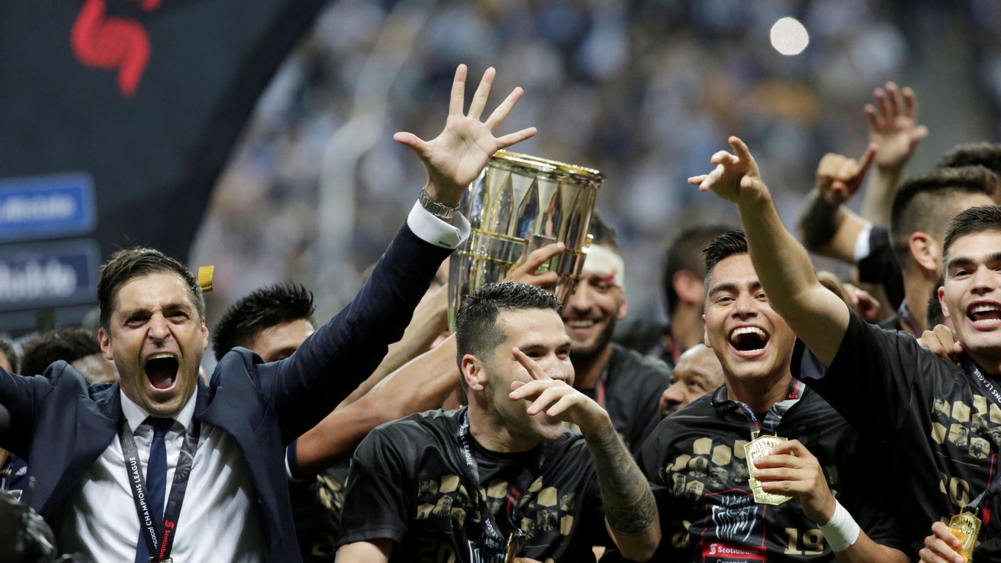Diego Alonso, a la izquierda, celebra con sus jugadores la Champions de la CONCACAF. (Reuters)