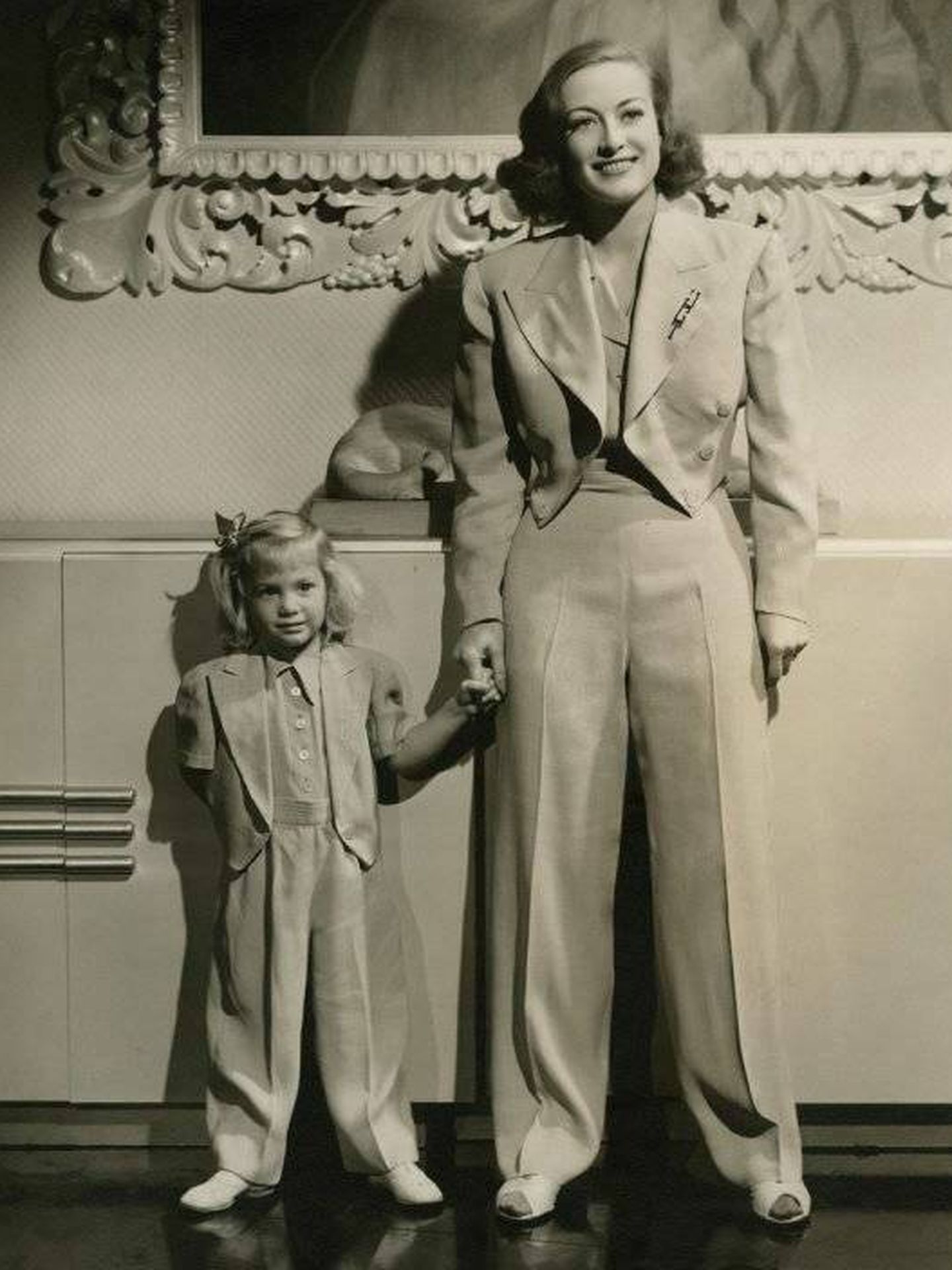Joan Crawford y su hija Christina. (Notorious Ediciones)