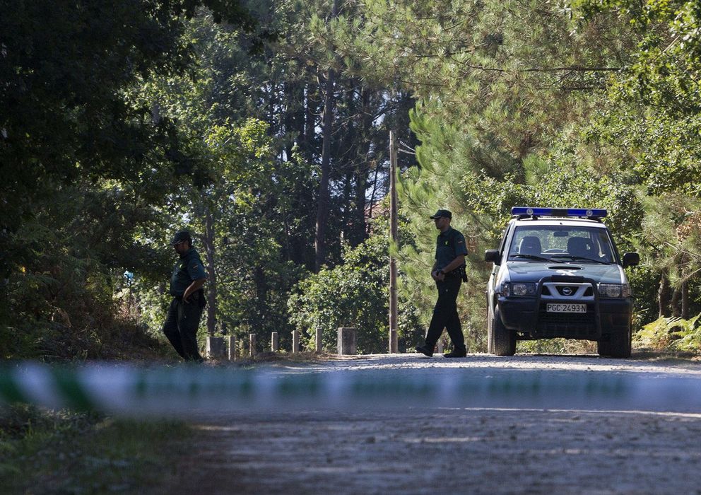 Foto: - Agentes de la Guardia Civil custodian una pista forestal de Cacheiras (Efe)