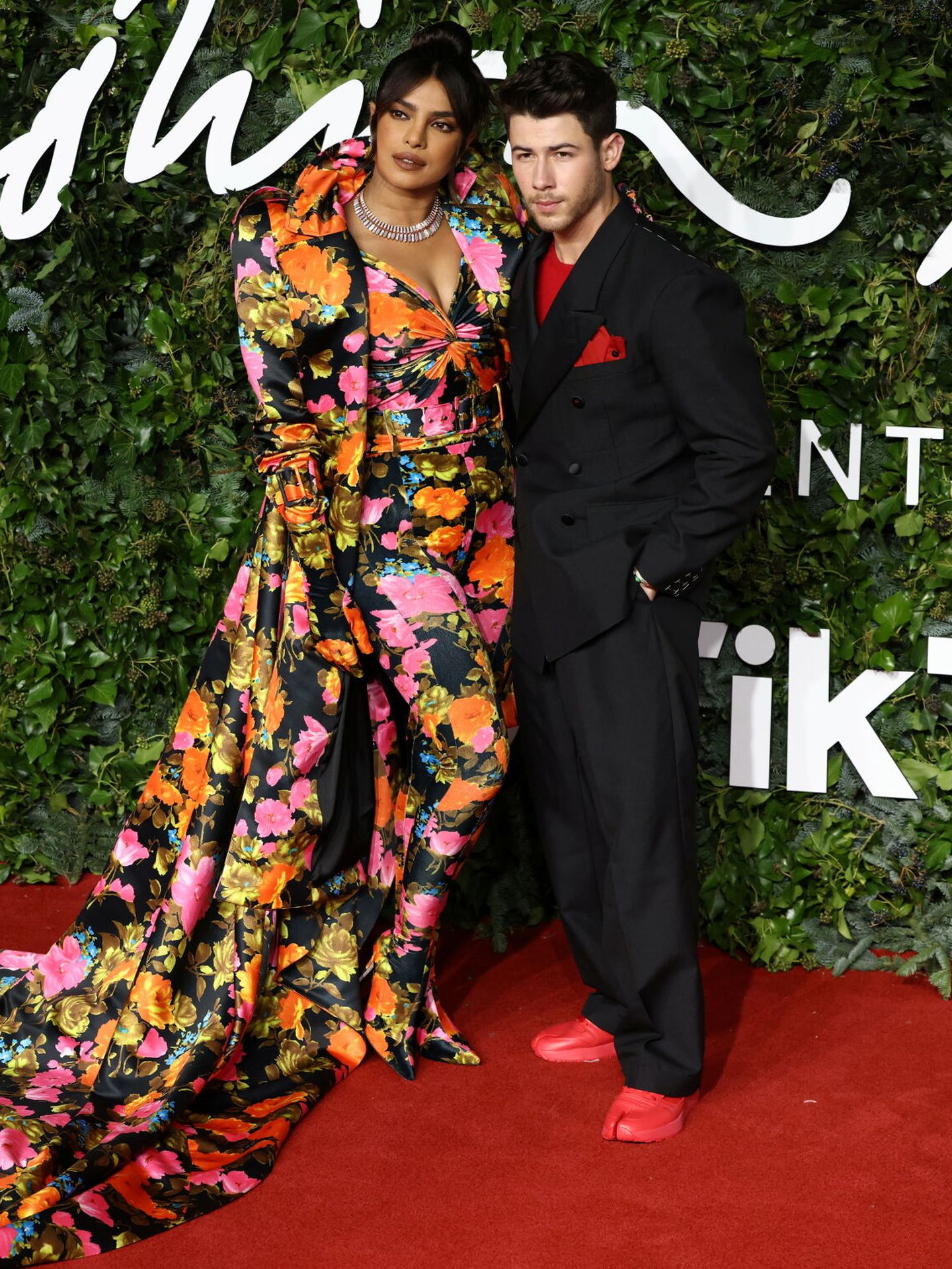 Priyanka Chopra y Nick Jonas, en la alfombra roja de los Fashion Awards. (Reuters/Henry Nicholls)