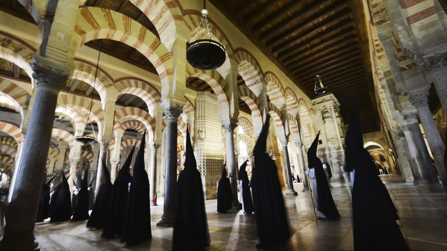 Procesión de la Cofradía del Santísimo Cristo del Amor en la Mezquita de Córdoba. (Efe)