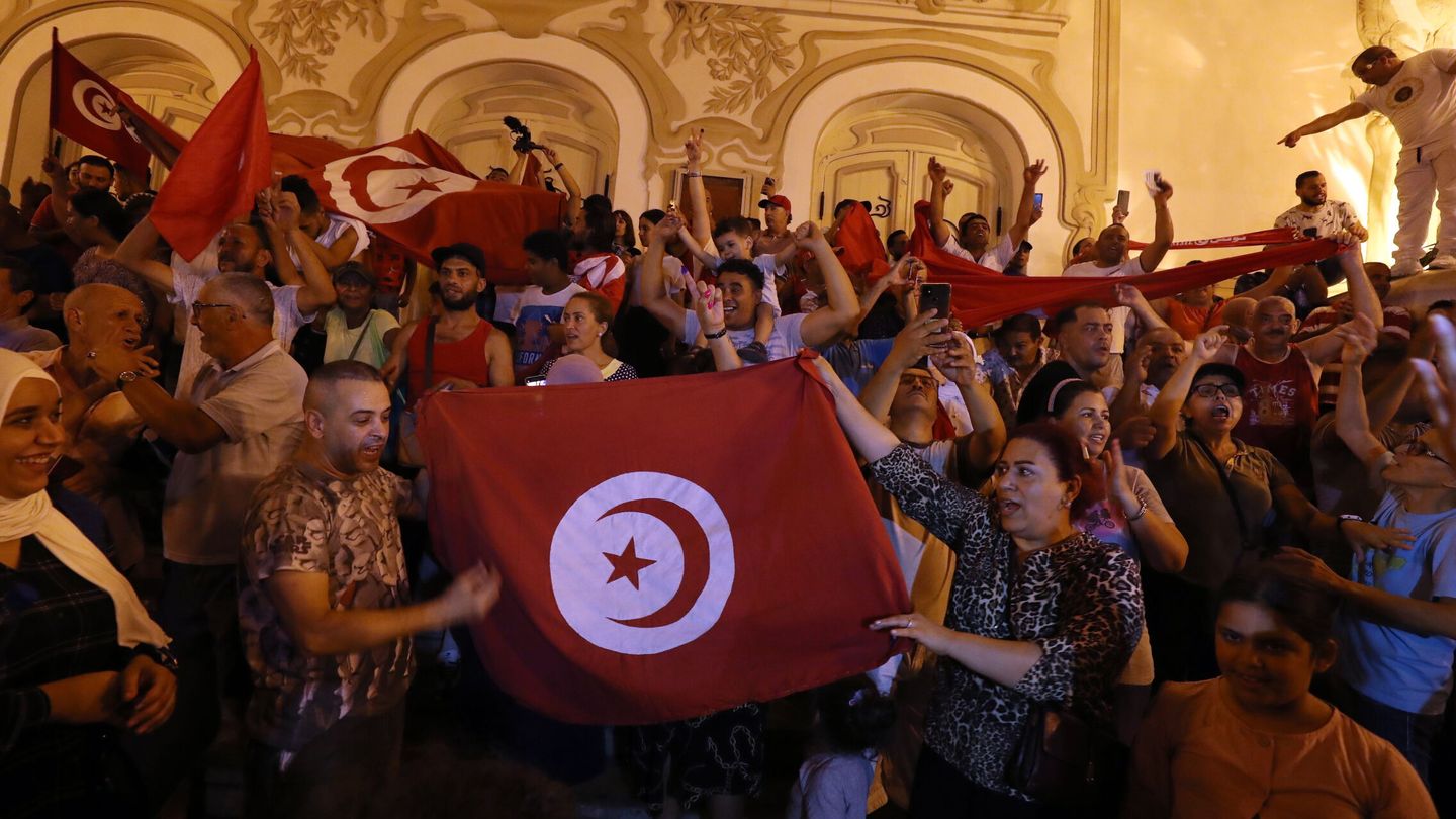 Partidarios de Kais Said celebran el resultado del referéndum en Túnez. (EFE/Mohamed Messara)