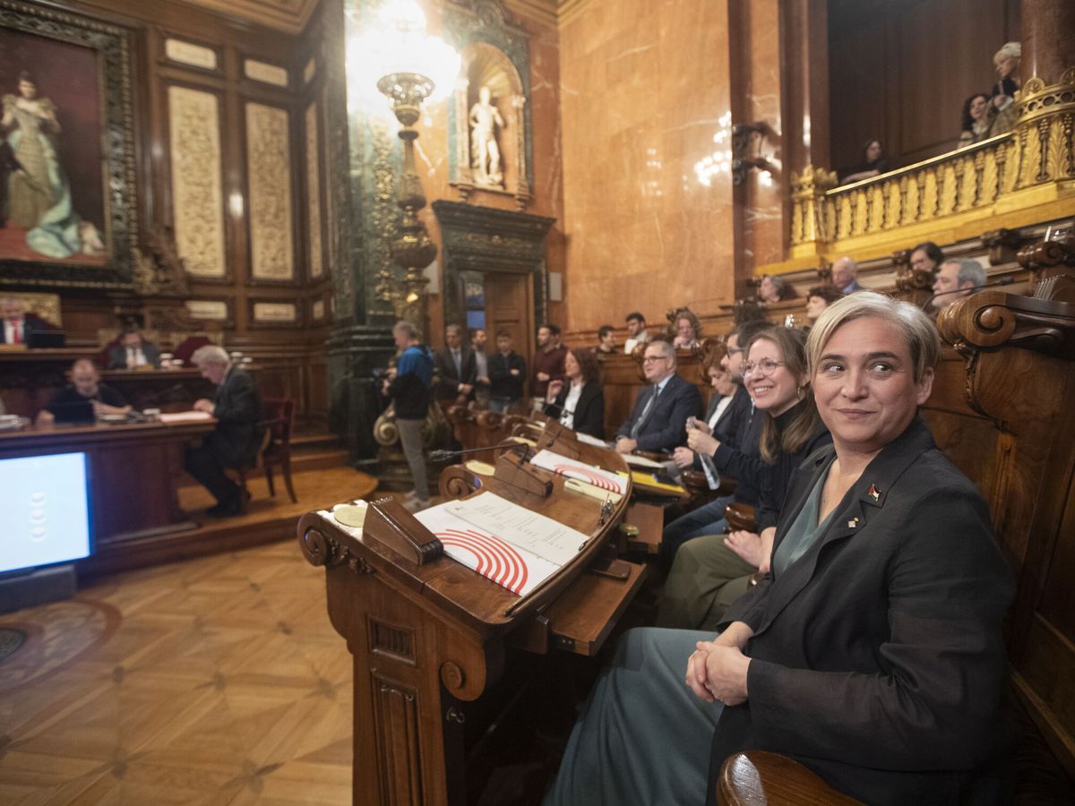 Foto: El pleno de hoy del Ayuntamiento de Barcelona, con Colau en primer plano. (EFE/Marta Pérez)