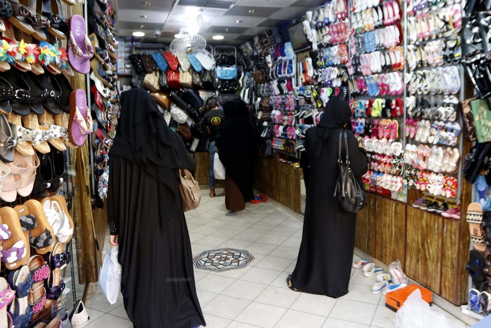 Mujeres en una tienda de Raqqa, capital del autodenominado Estado Islámico, en Siria (Reuters). 