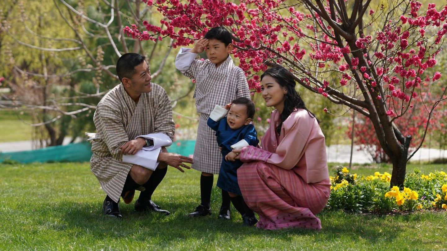 Los reyes de Bután con sus hijos. (RR.SS.)