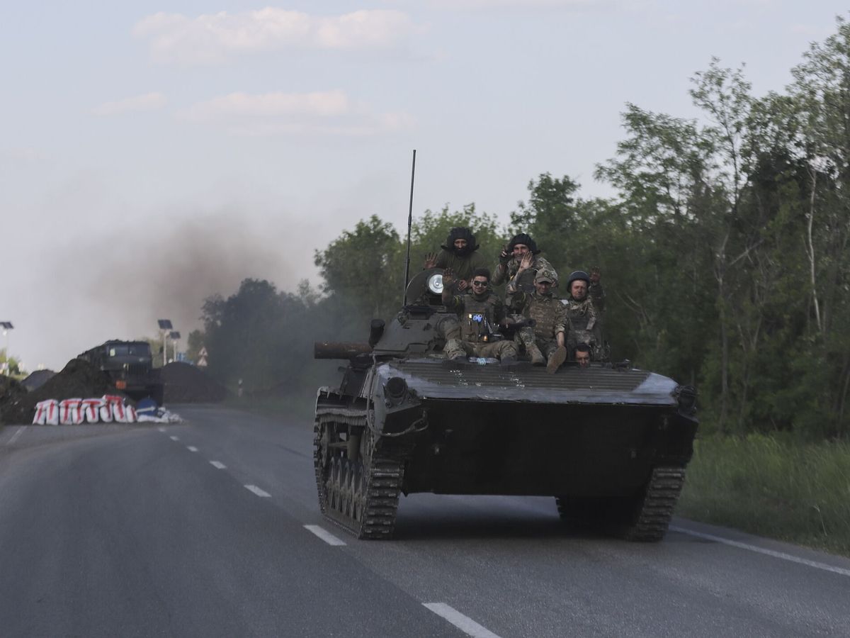 Foto: Soldados ucranianos en la carretera de Bakhmut. (EFE)