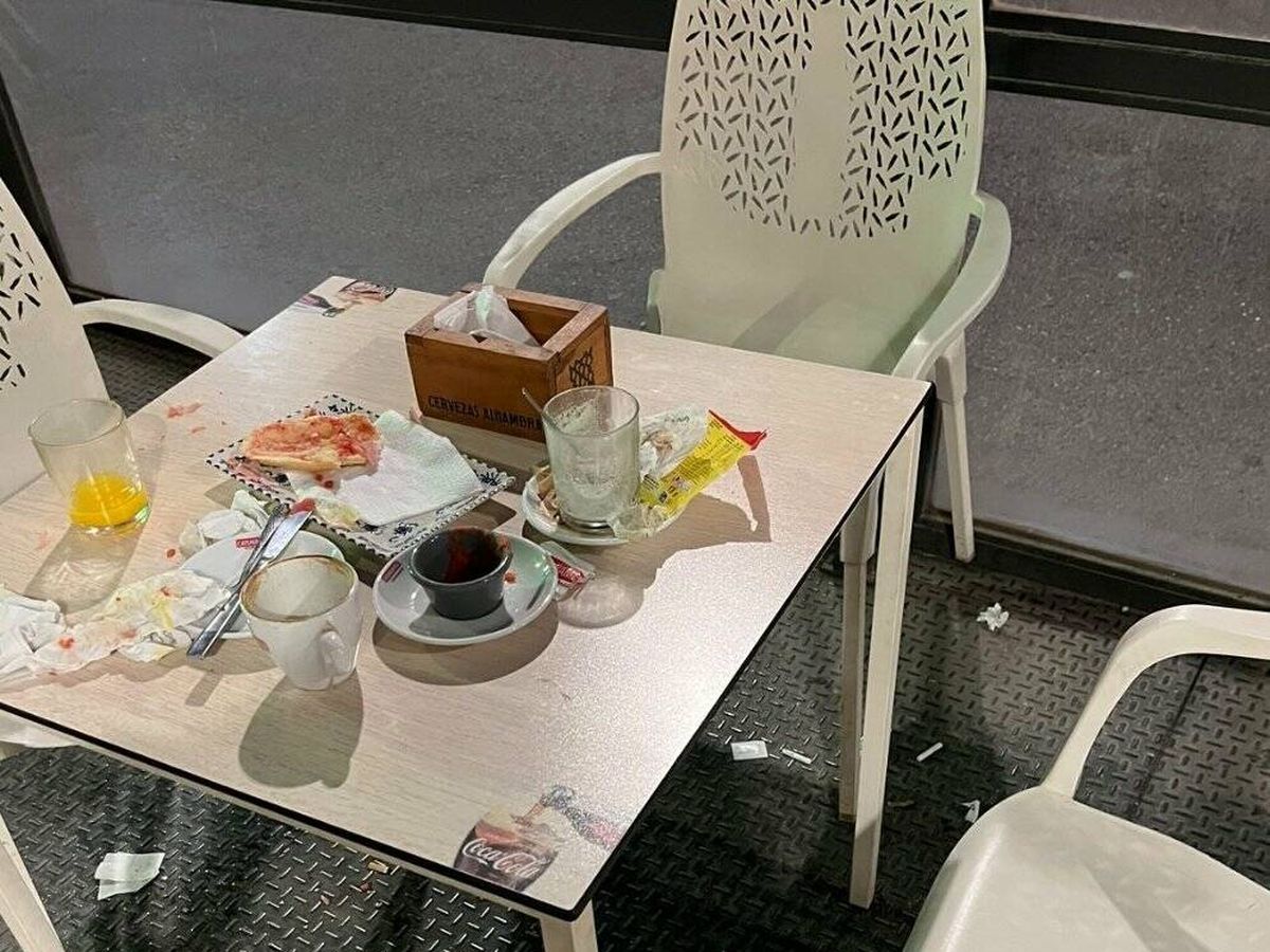 Foto: "Además en la silla dejan la propina": un camarero comparte cómo le han dejado la mesa sus clientes e indigna a todos (X/@soycamarero)