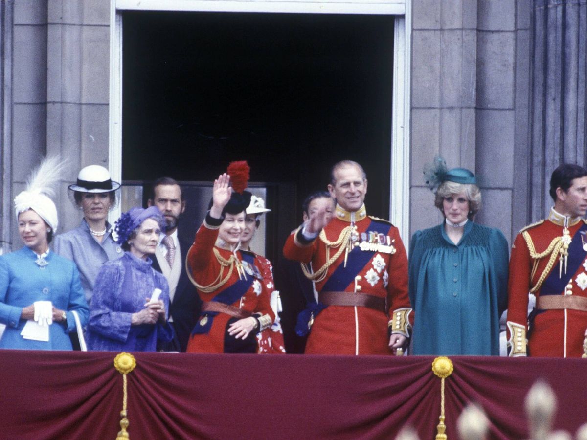 Foto: Diana de Gales, con la familia real británica en 1982. (Cordon Press)