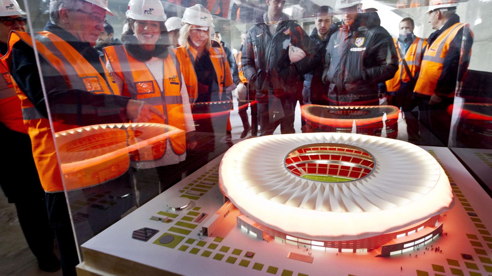 Foto: Vista de la plantilla del Atlético de Madrid a las obras del nuevo estadio (EFE)