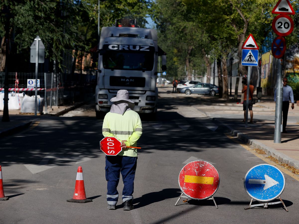 Foto: ¿Has visto muchas señales de tráfico tiradas por la calle estos días? Esta puede ser la explicación. (EFE / Juan Carlos Hidalgo)