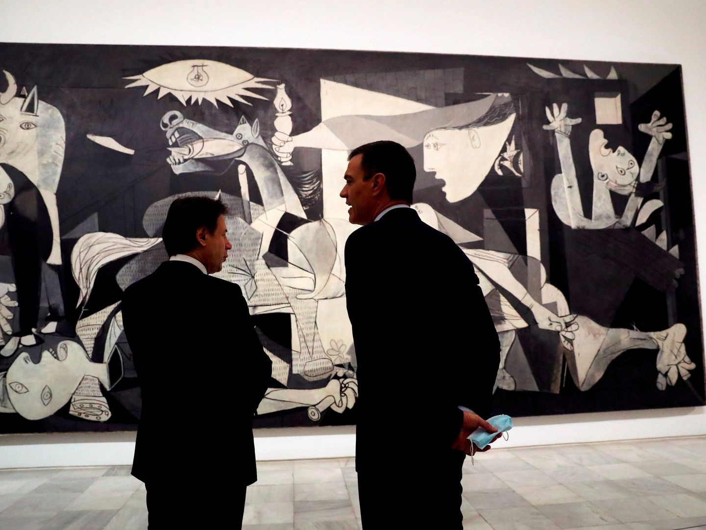 Sánchez y Conte, ante el 'Guernica' de Picasso, este 8 de julio. (Reuters)